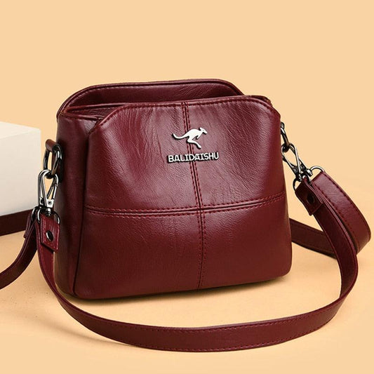 Bolsa Leisure em tom vinho com alça longa, vista de frente.