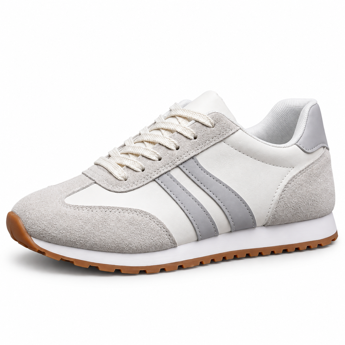 Tênis feminino cinza com cadarço e sola caramelo, vista lateral em fundo branco
